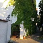 Отель Zum Goldenen Loewen Мерзебург